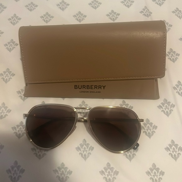 Burberry sunglasses - Picture 1 of 8